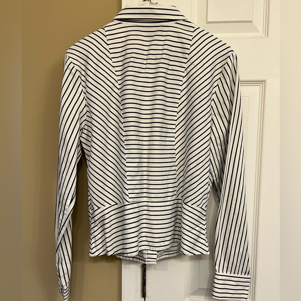 Jones New Y Signature Button down blouse. Excellent used condition. - Picture 5 of 5
